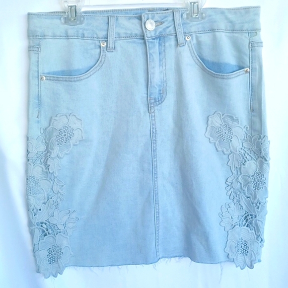 One 5 One Jean Skirt Light Wash, Lace Floral Applique, Size M, Raw Hem, 18" L - Picture 1 of 7